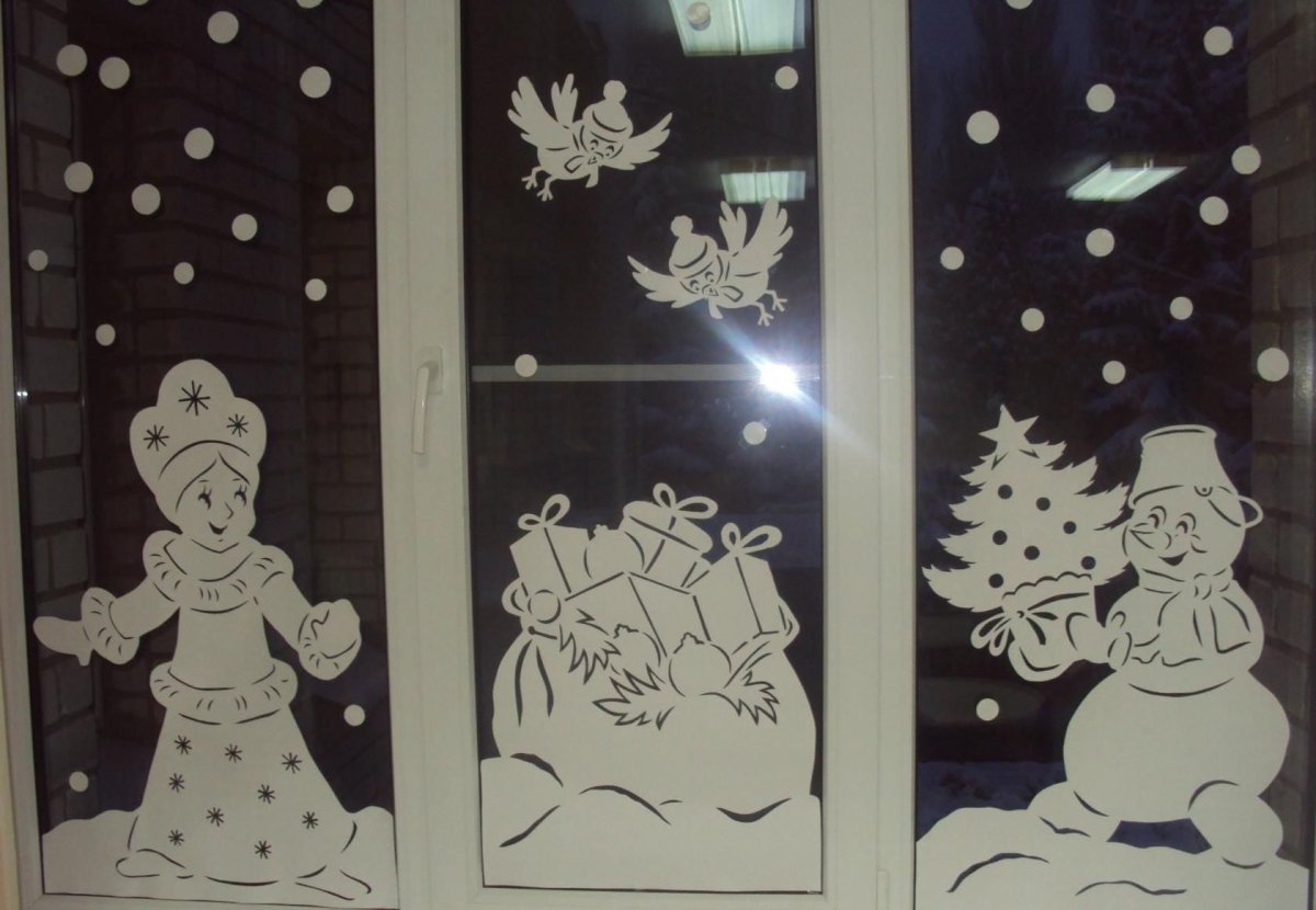 Шторки из снежинок на окне