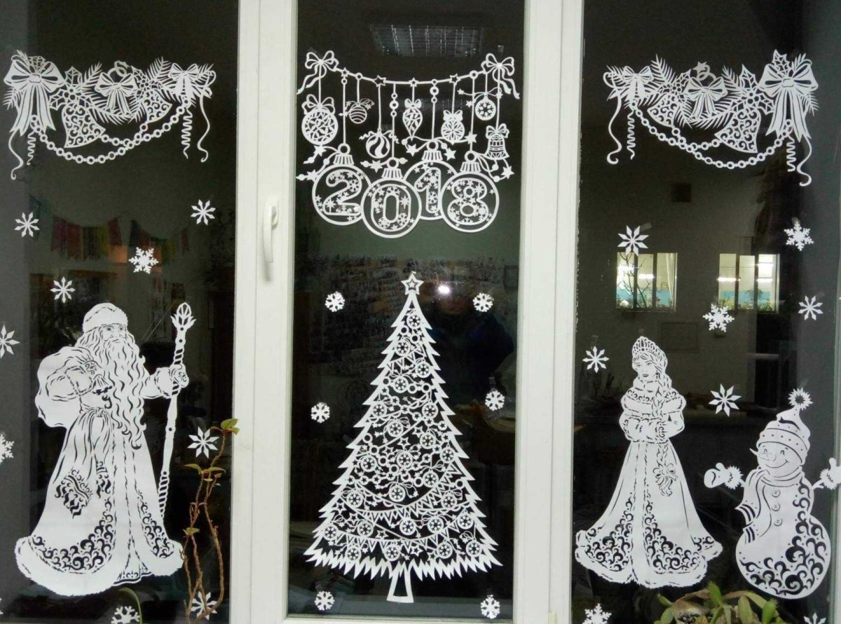 Украшение для окон из трафаретов