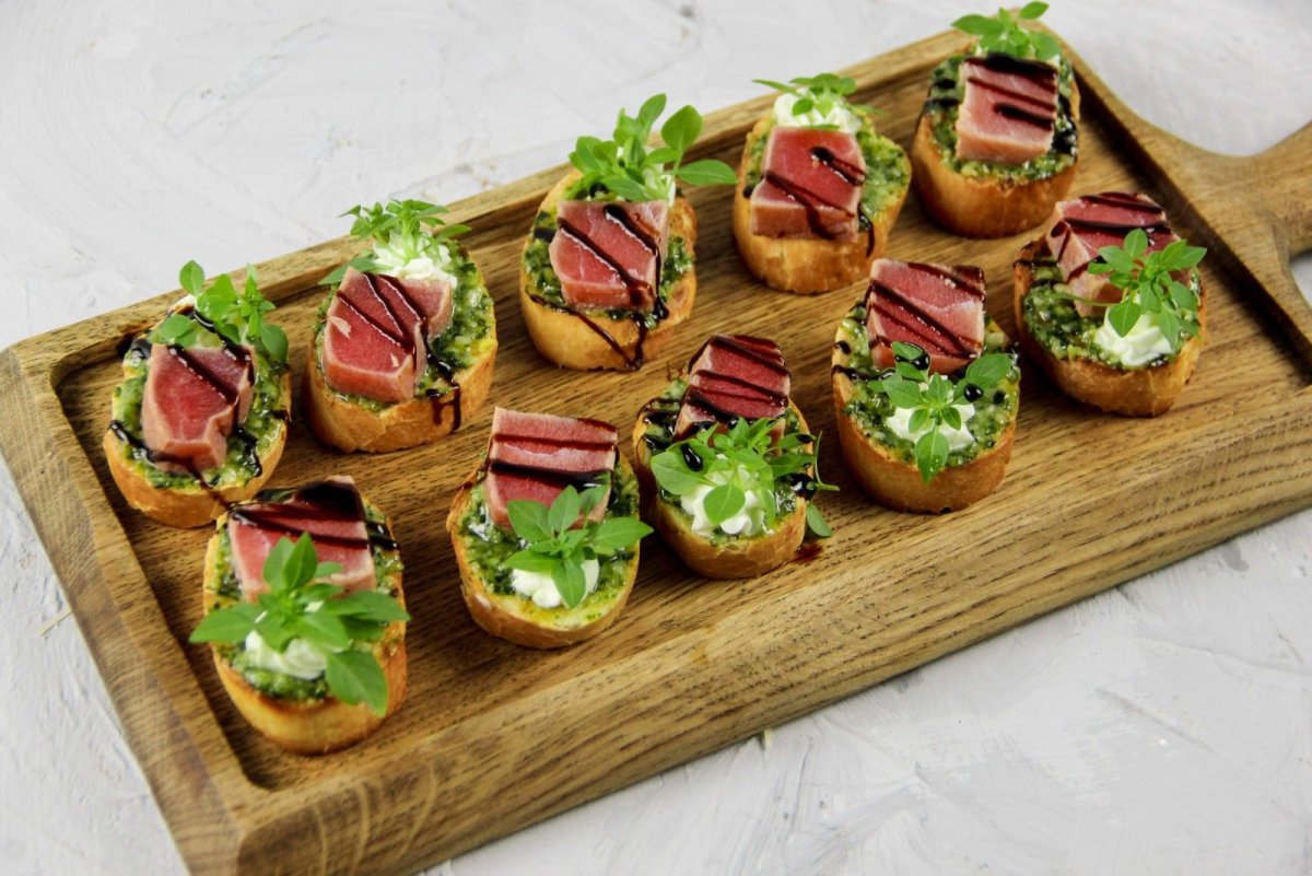 Бутеры со шпротами и помидорами