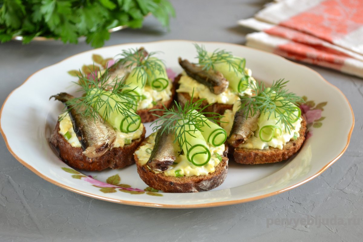 Брускетта со свеклой и селедкой