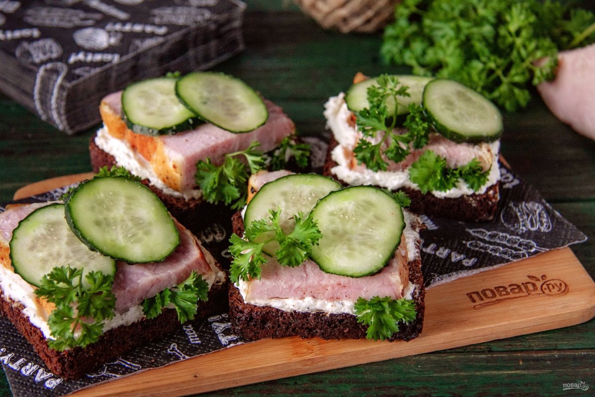 Канапе с ветчиной и черри