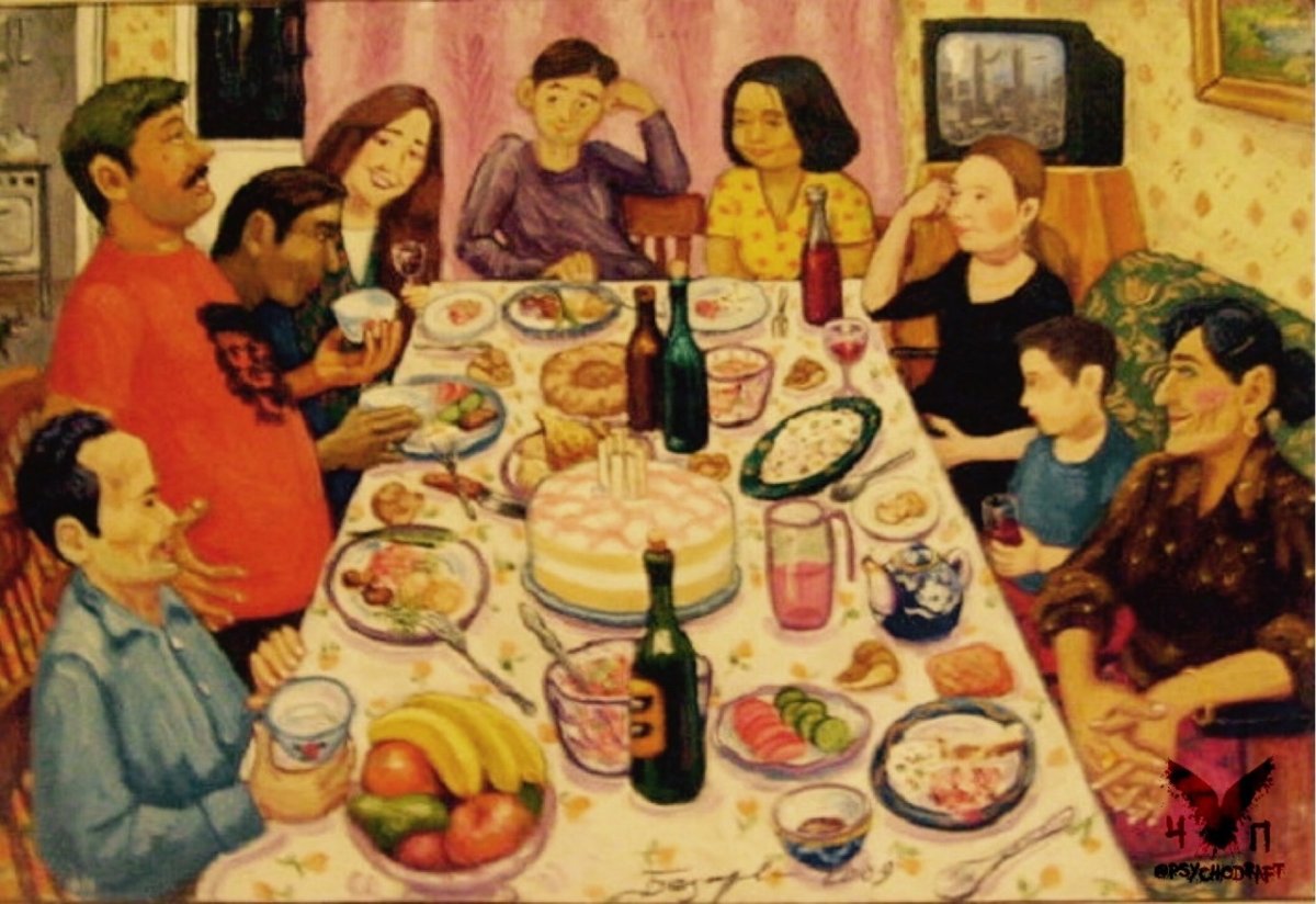 Новогодний стол девушки за столом друзья Лодейное поле 2011 год