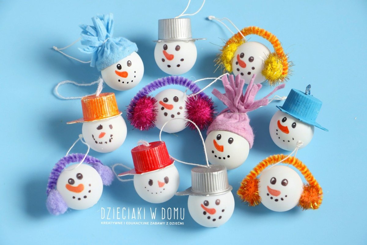 Снеговик из пенопластового шарика на елку