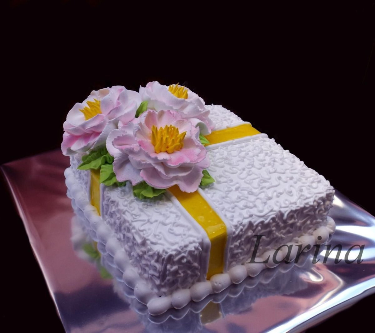 Украшение квадратного торта кремом