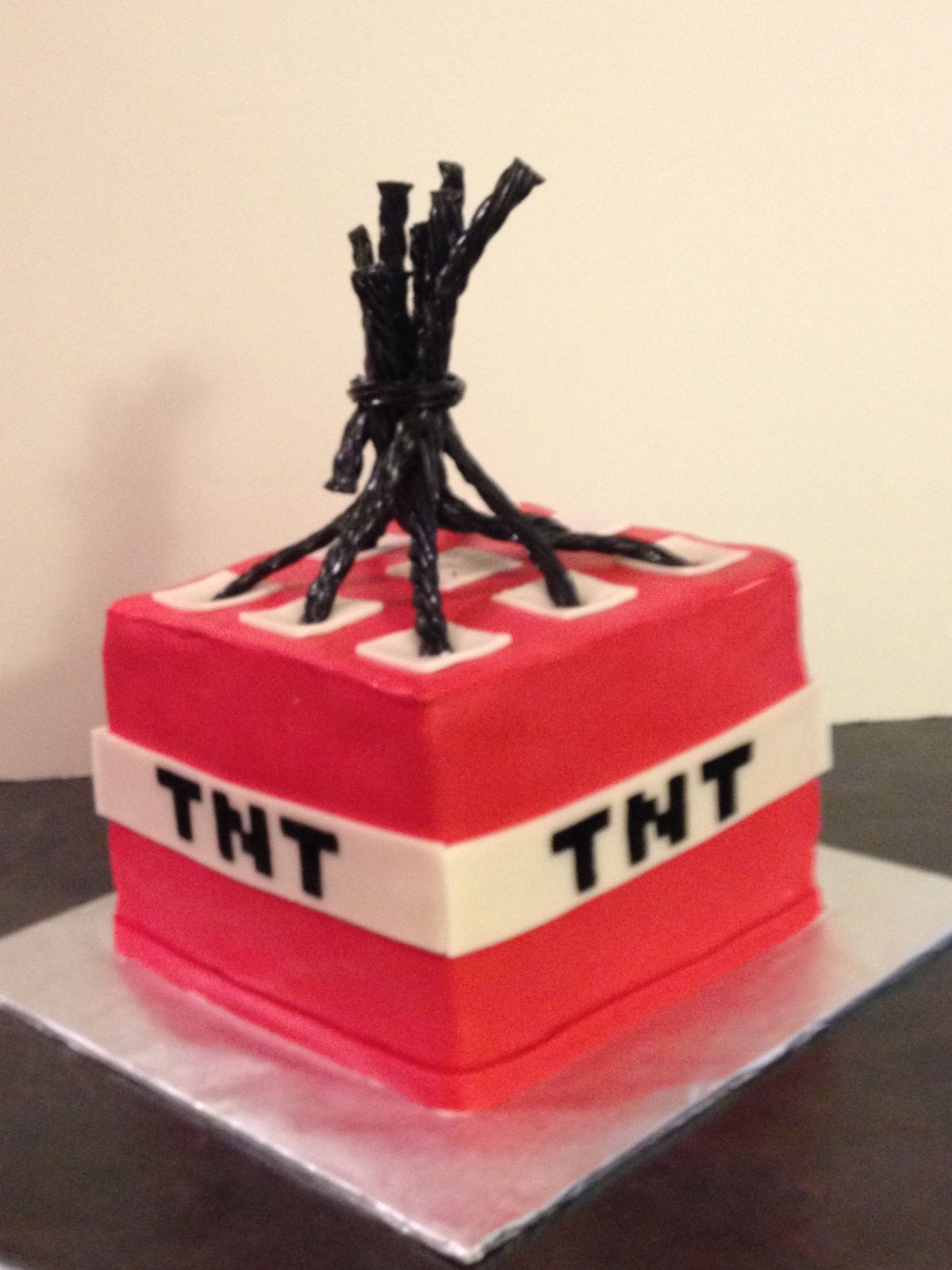 Торт с бомбой для мальчиков