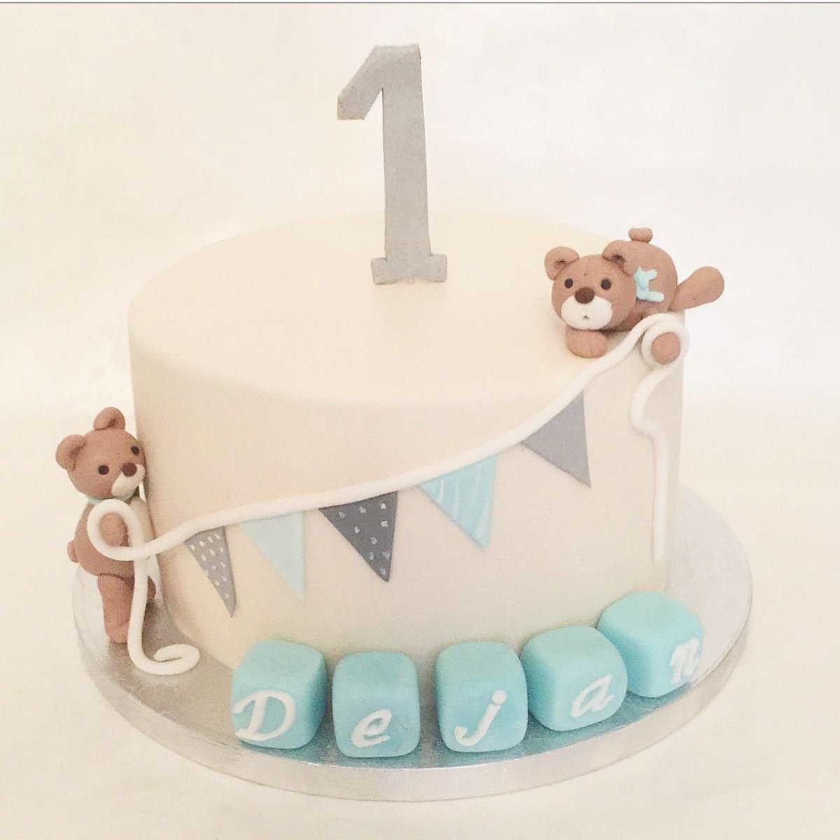 Лаконичный торт на годик