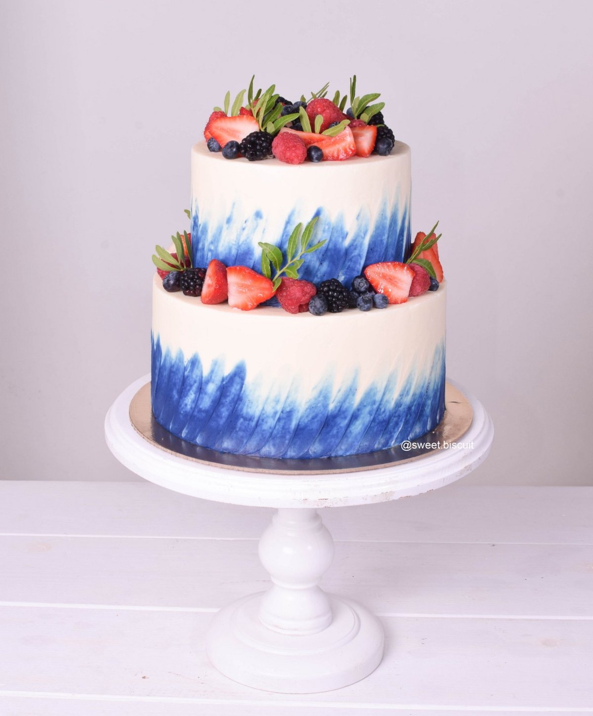Торт с синими мазками