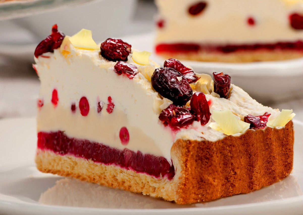 Торт брусничный с белым шоколадом