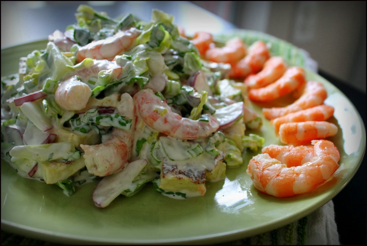 Салат с креветками и авокадо