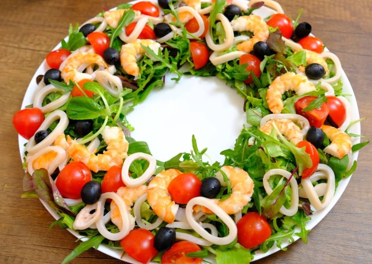 Салат с креветками и крабовыми палочками