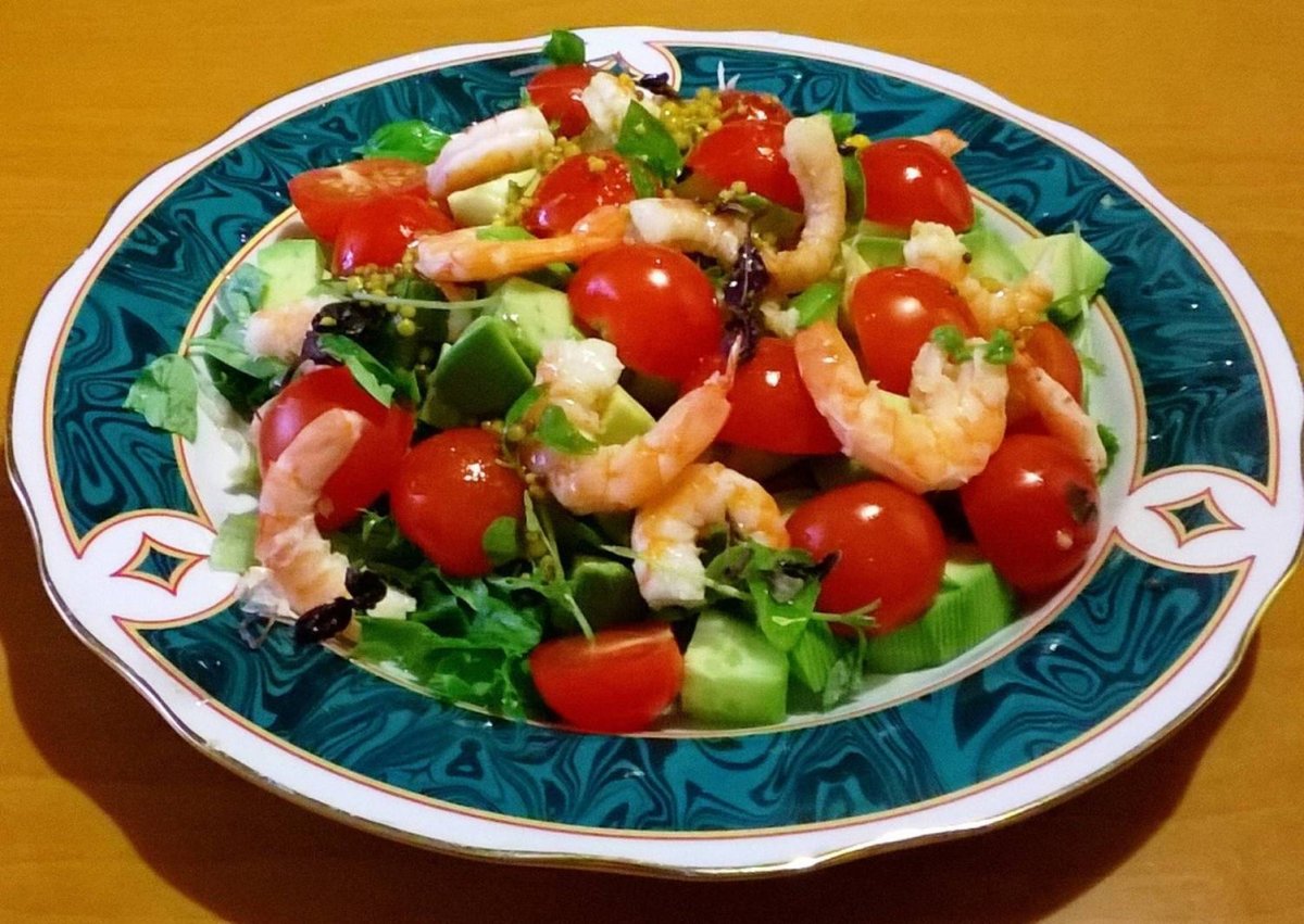 Салат суши слоями с красной рыбой и нори