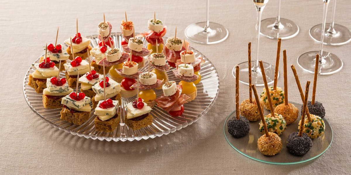 Сырная тарелка на шпажках