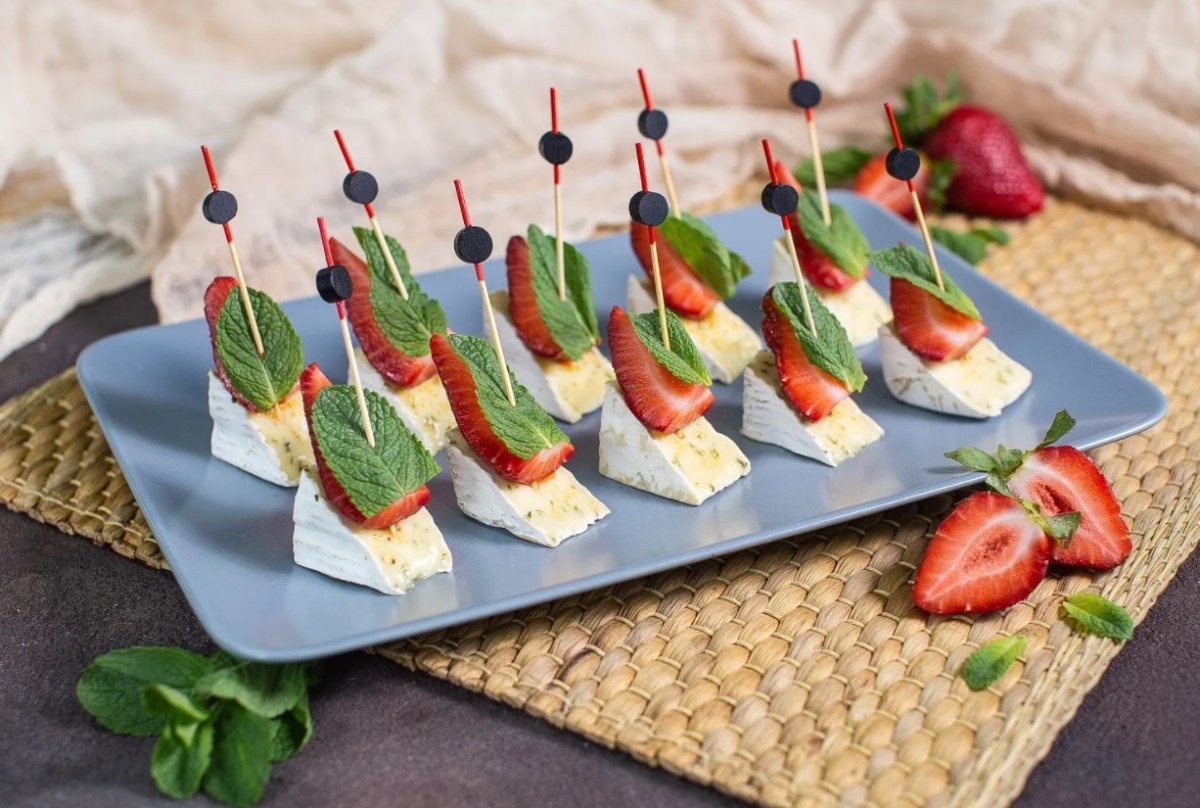 Канапе с дор Блю и виноградом