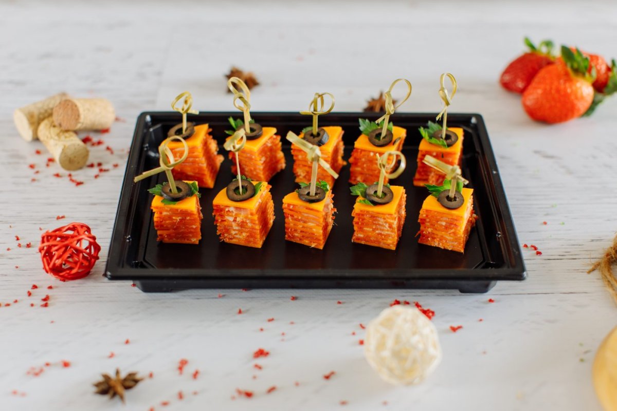 Канапе с мидиями на шпажках