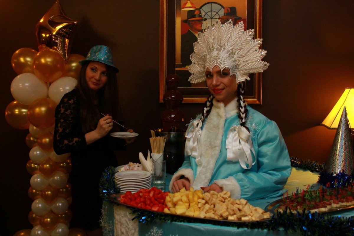 Девушка фуршетный стол