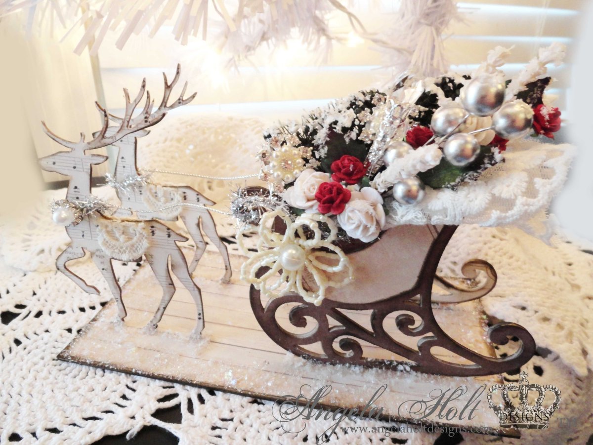 Новогодний олень с гирляндой