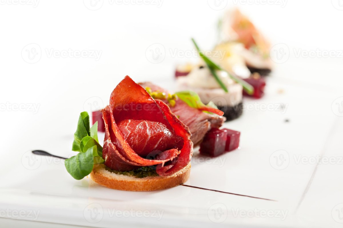 Канапе с ростбифом и пряной вишней