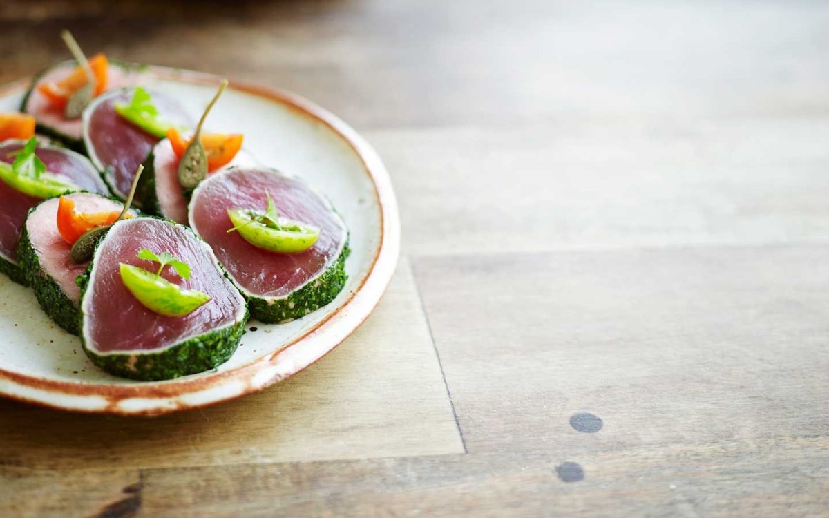 Канапе с тунцом копченым