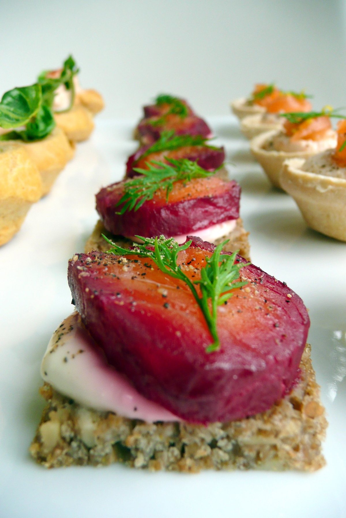 Канапе с тунцом копченым