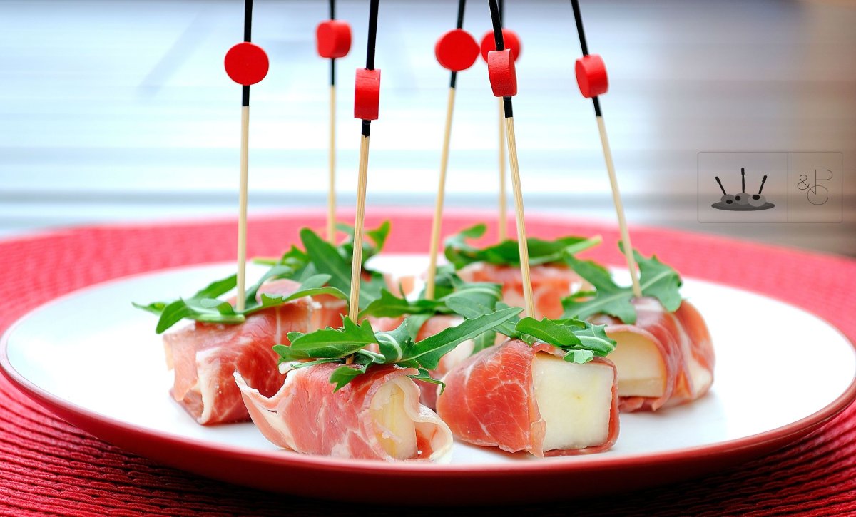 Брускетта с креветками и авокадо