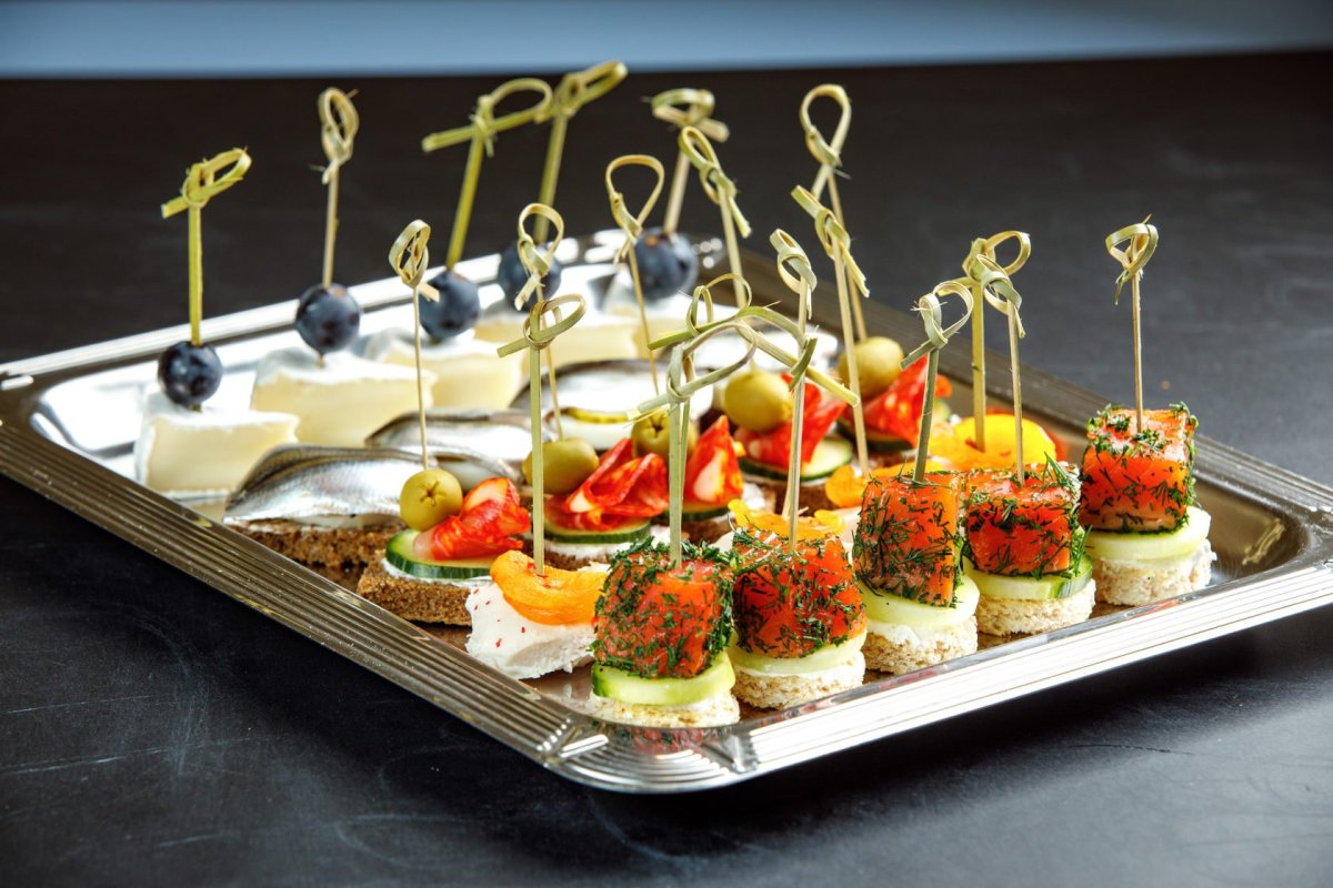 Канапе на шпажках