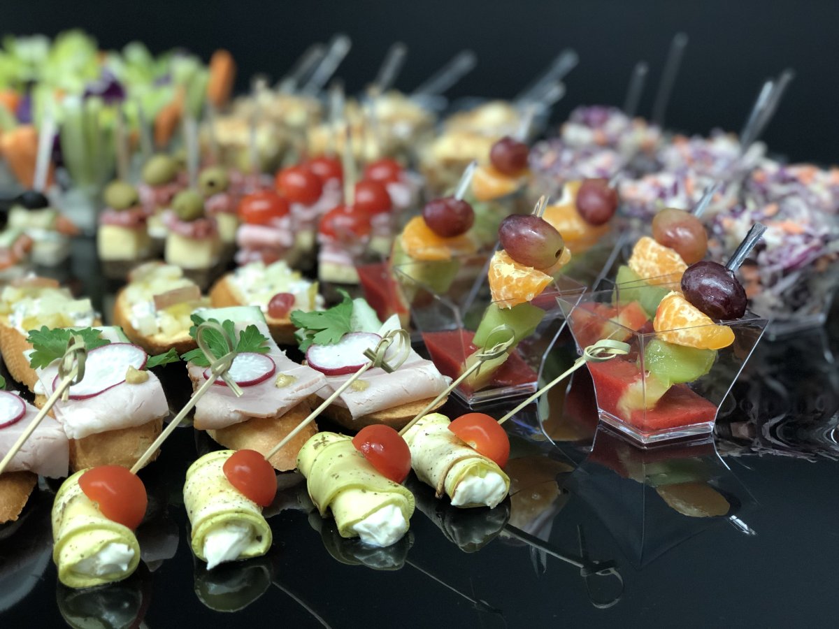 Канапе моцарелла черри огурец