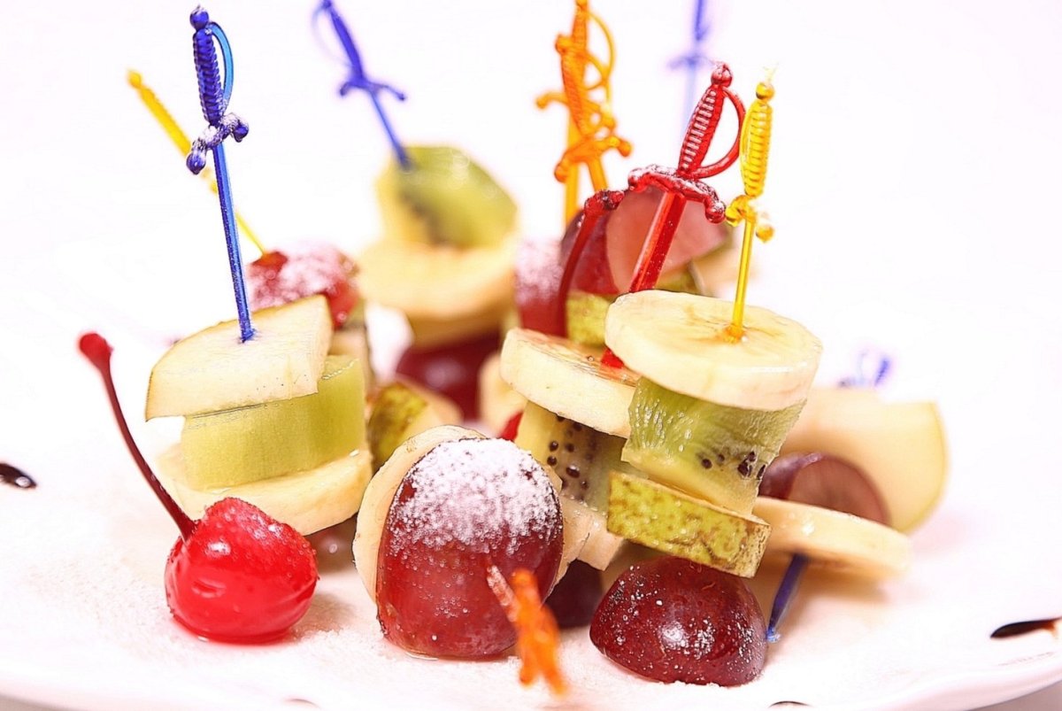 Канапе с сыром камамбер и виноградом