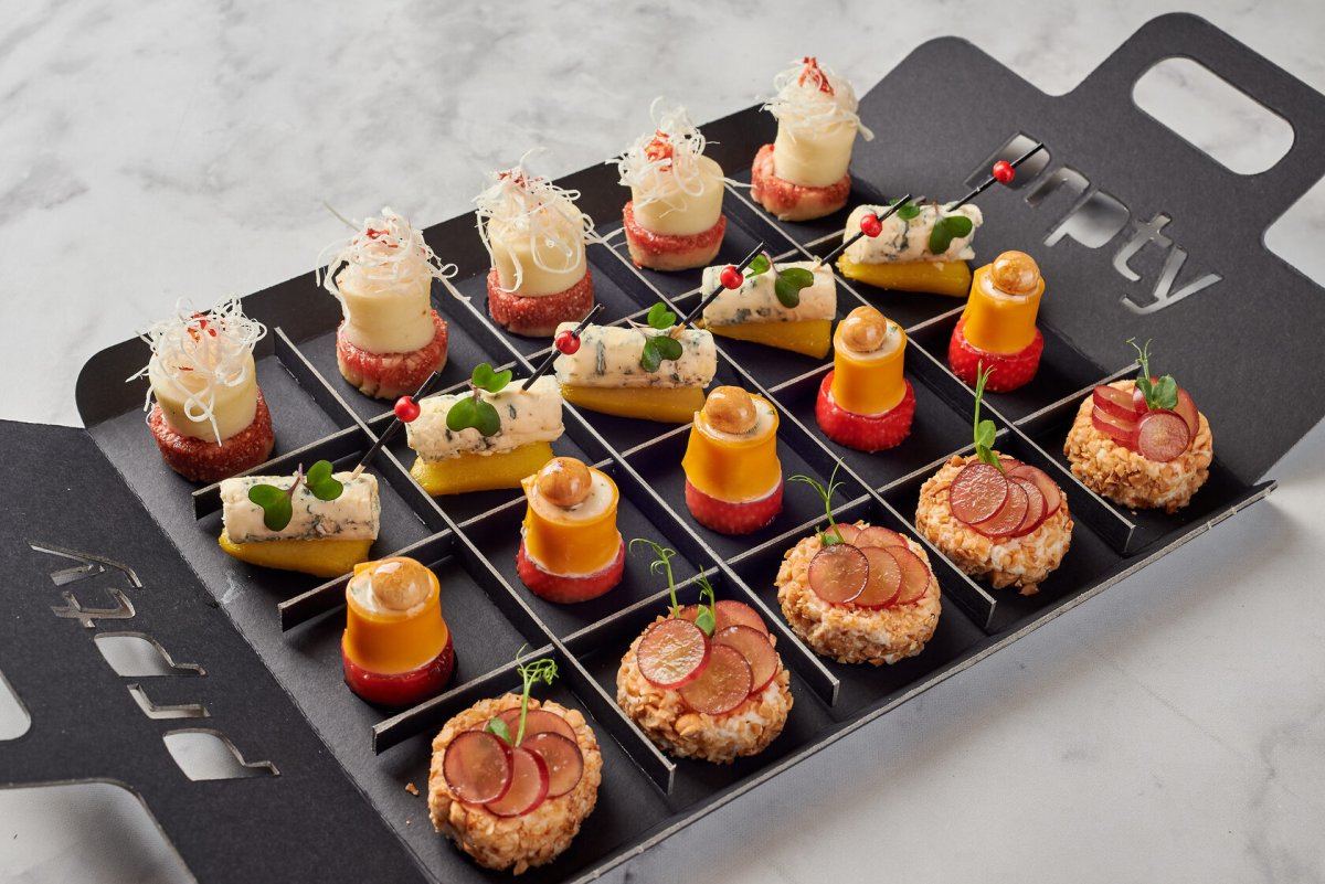 Закуска с сыром и виноградом на шпажках