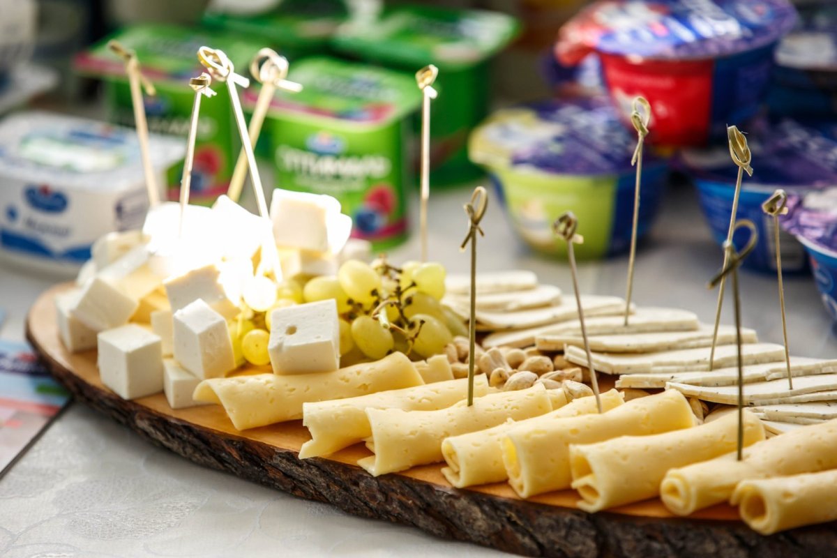 Канапе с прошутто манго