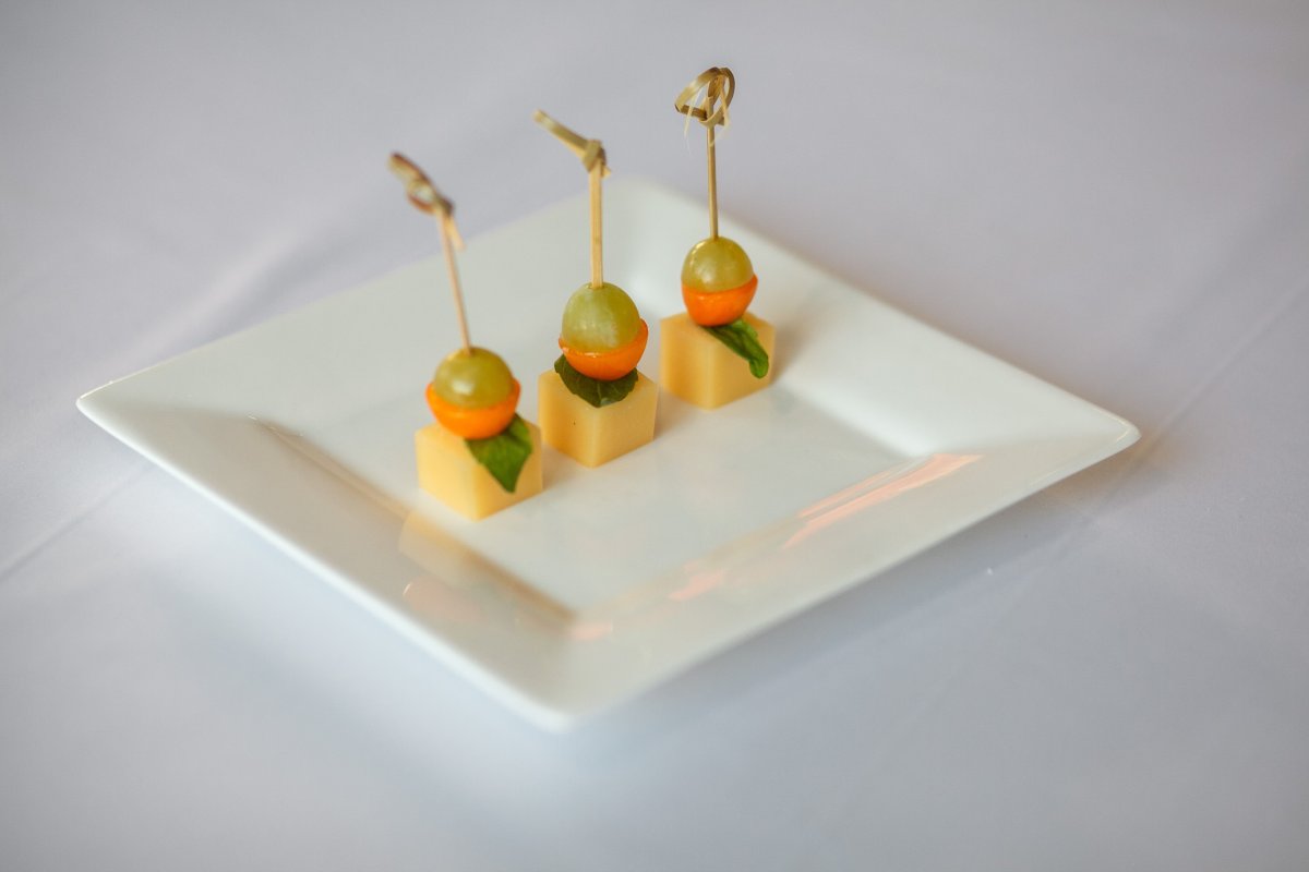 Канапе с камамбером и виноградом