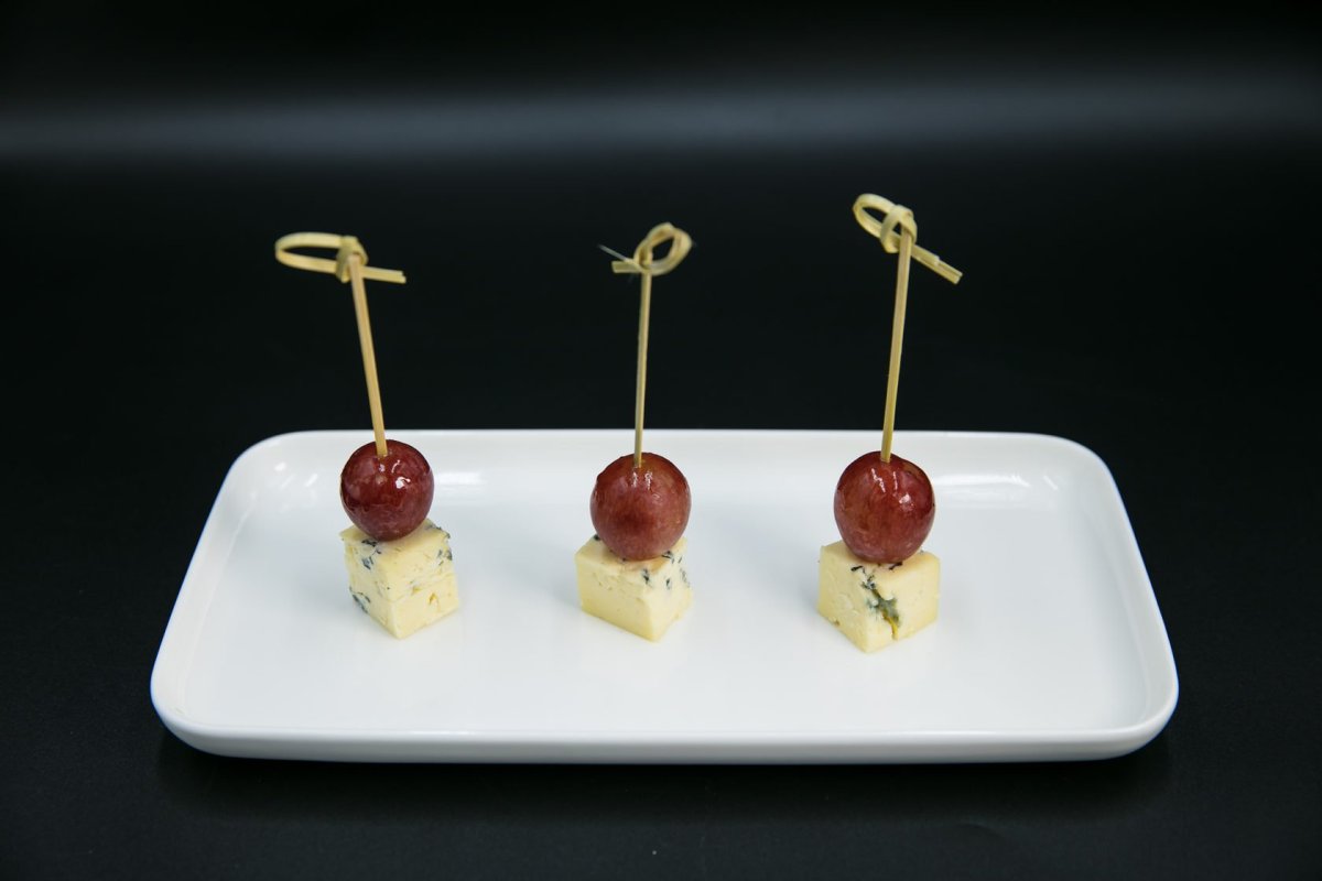 Канапе с Бри и виноградом