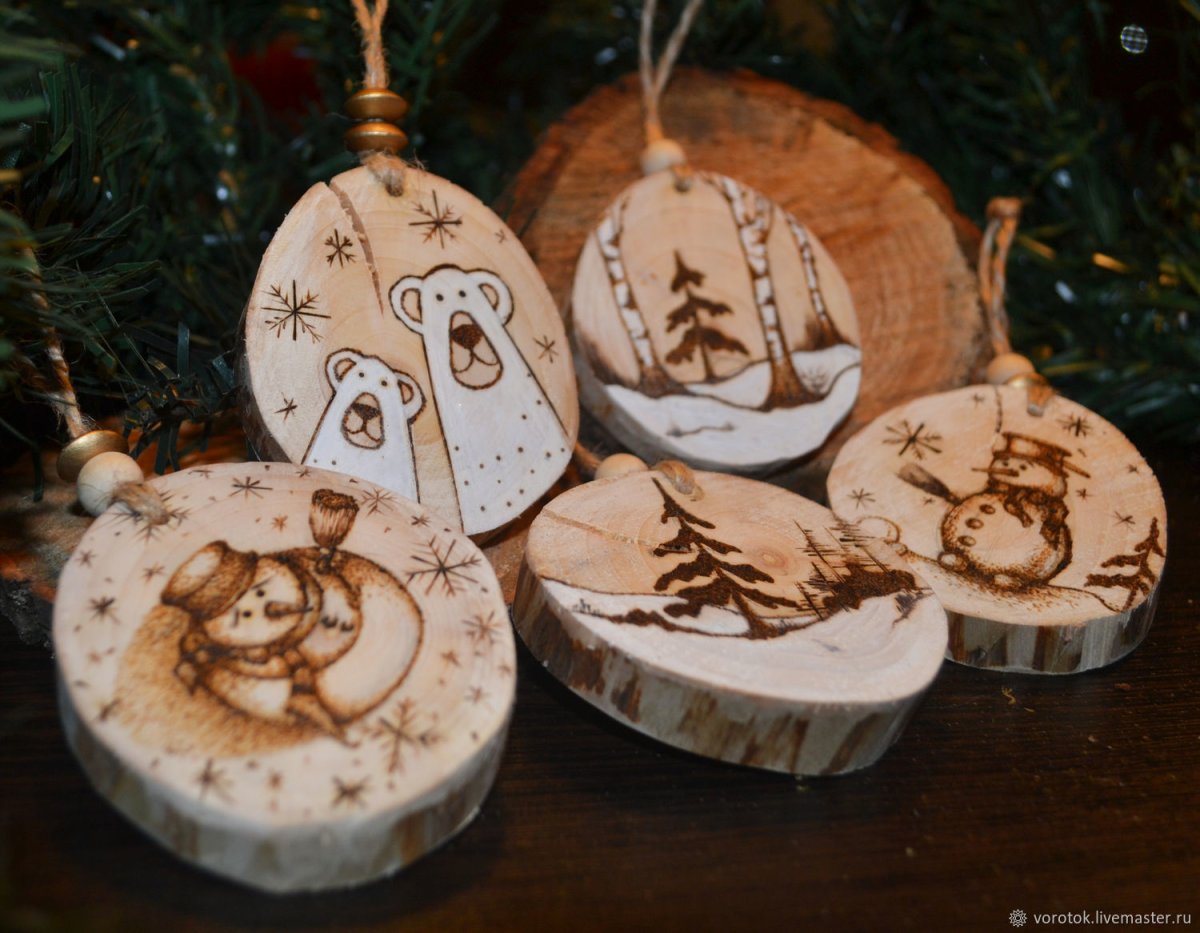 Елочные игрушки на спилах дерева