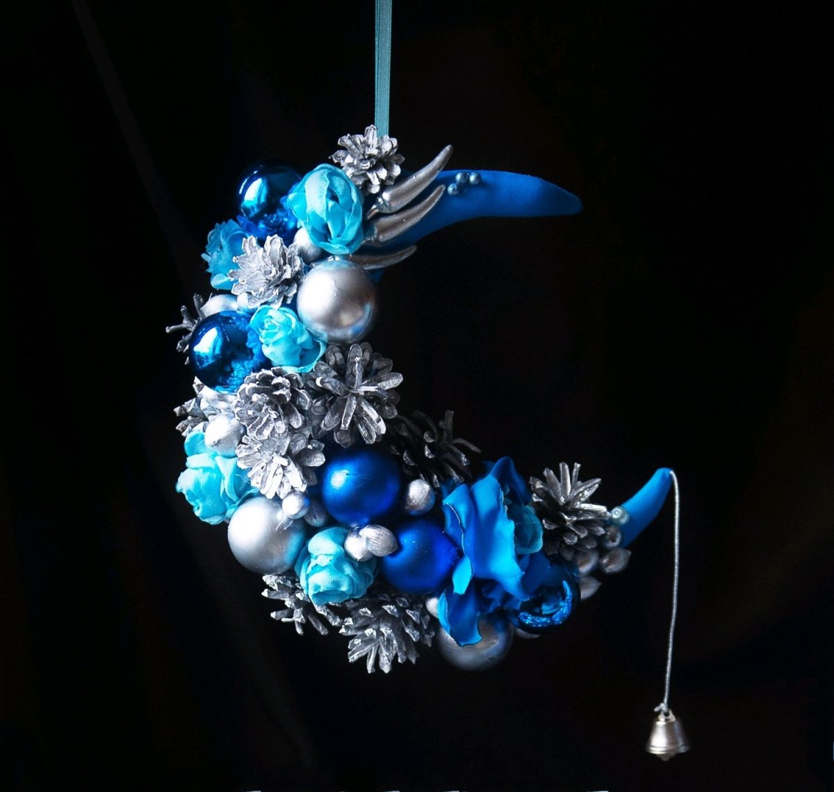 Новогоднее украшение месяц