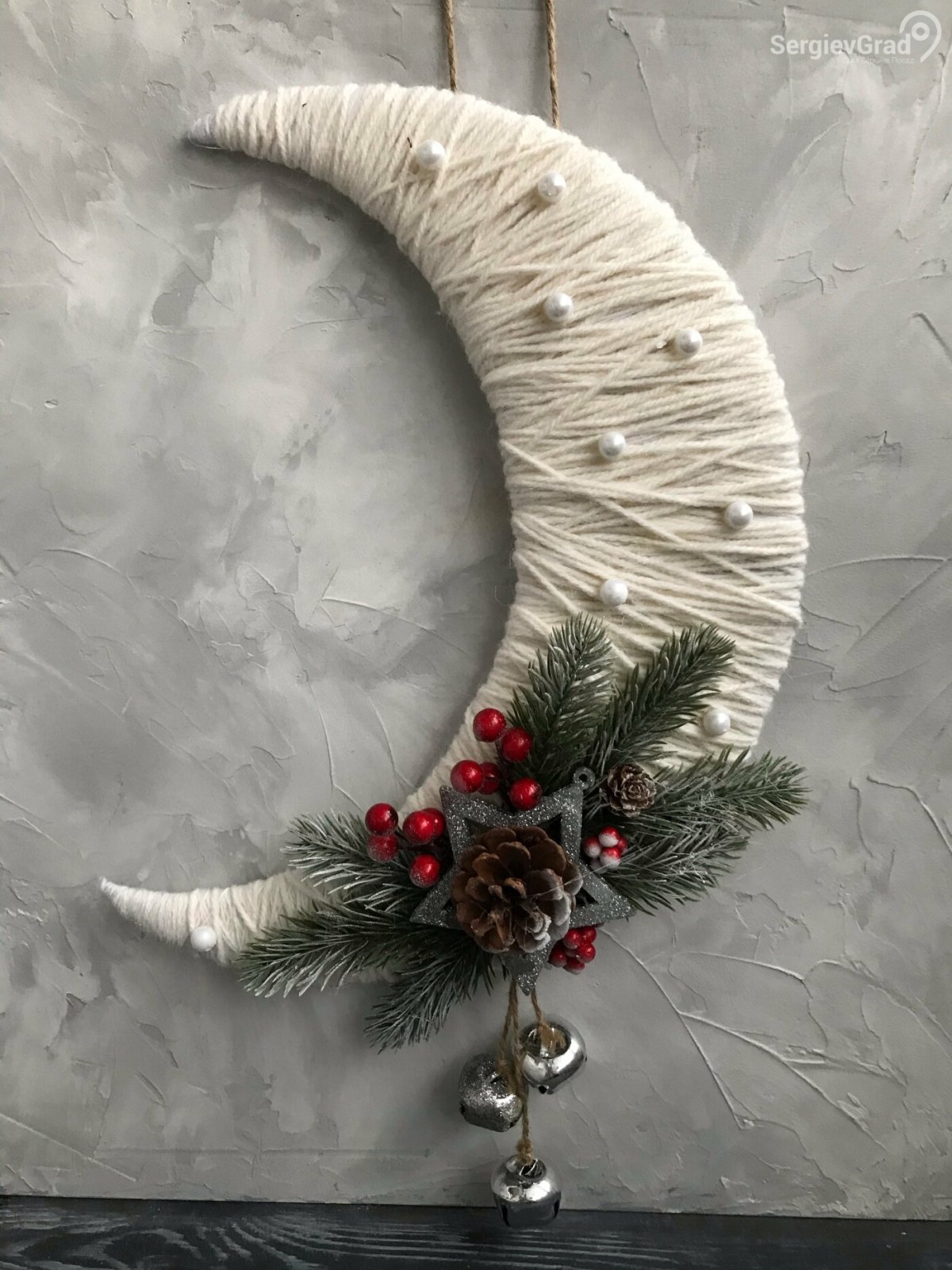 Новогоднее украшение месяц