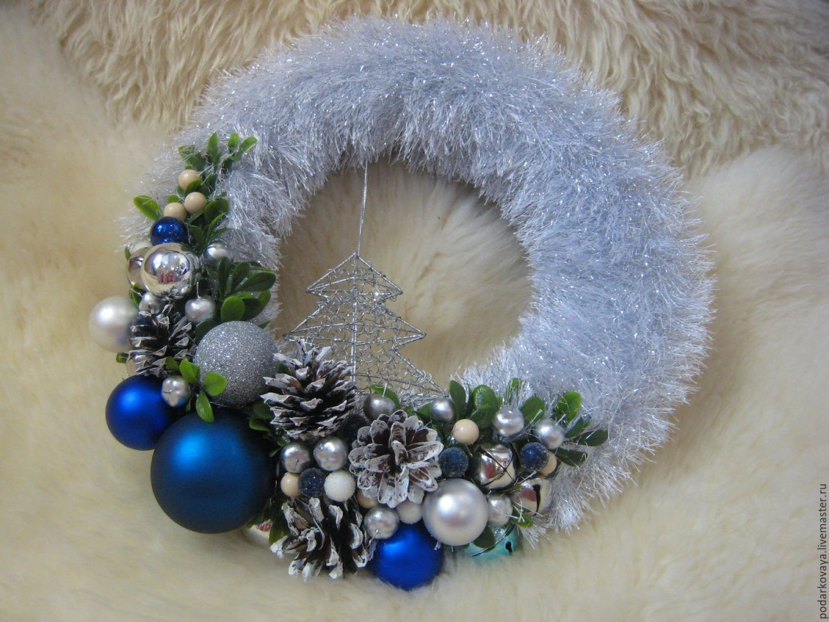 Новогодние венки из пряжи