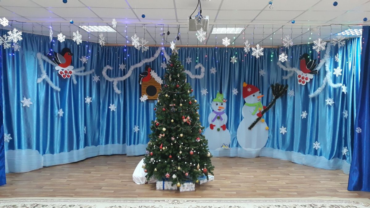 Украшение музыкального зала к новому году