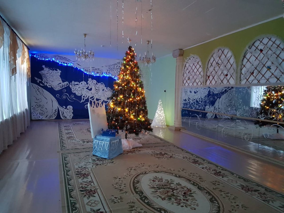 Зимний декор музыкального зала потолок