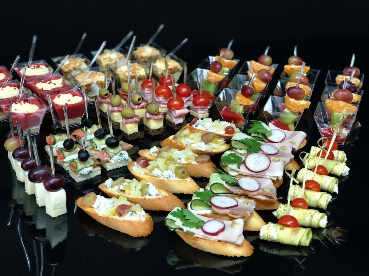 • Канапе «ананасовый кораблик»