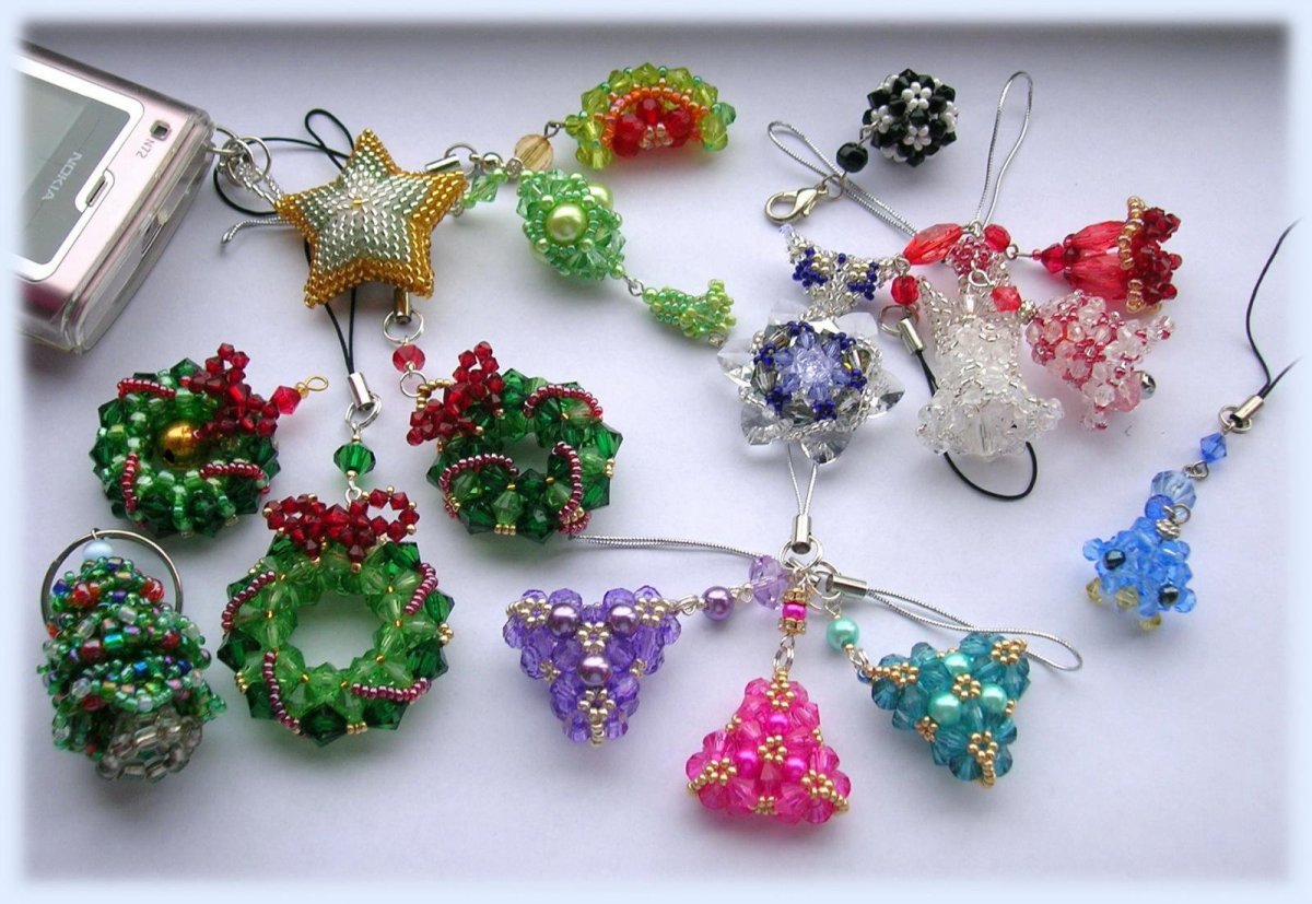 Брошка елочка из бисера