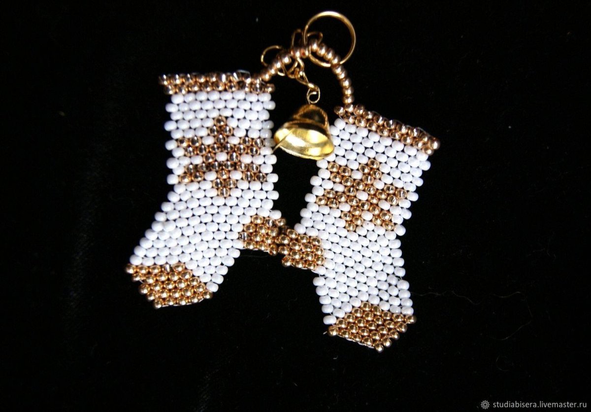 Елочные игрушки вышитые бисером