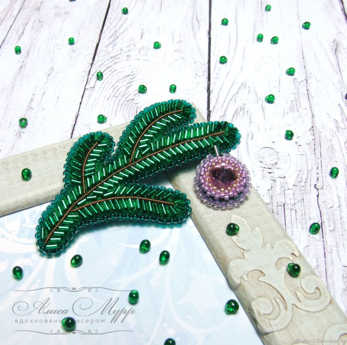 Брошь елка из бисера