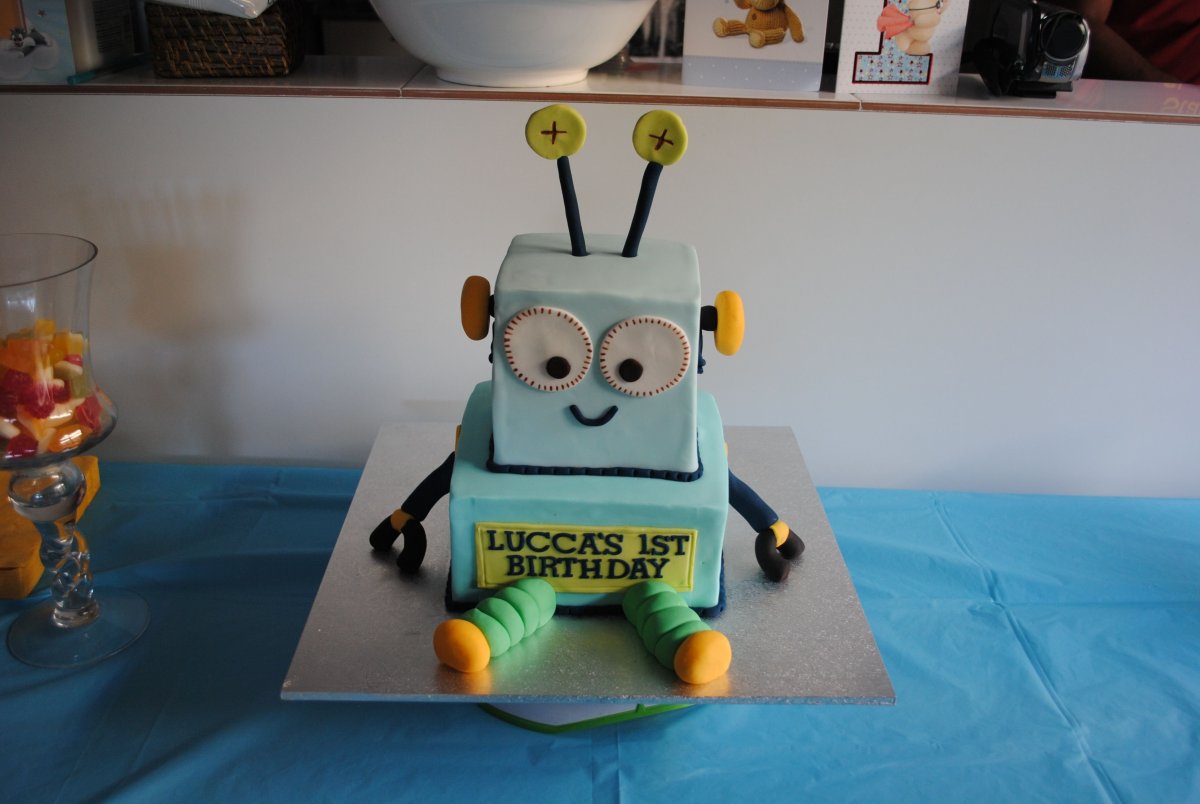 Торт робот из крема