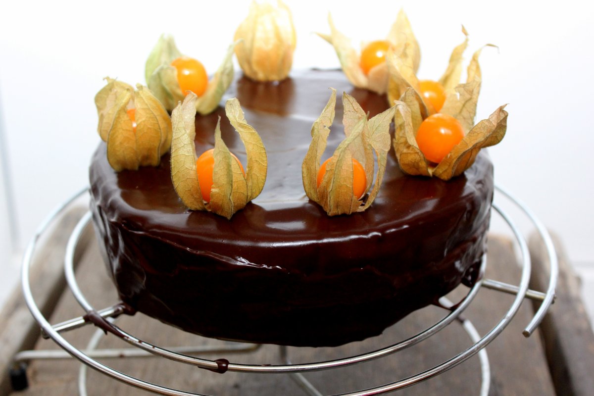 Торт украшенный физалисом