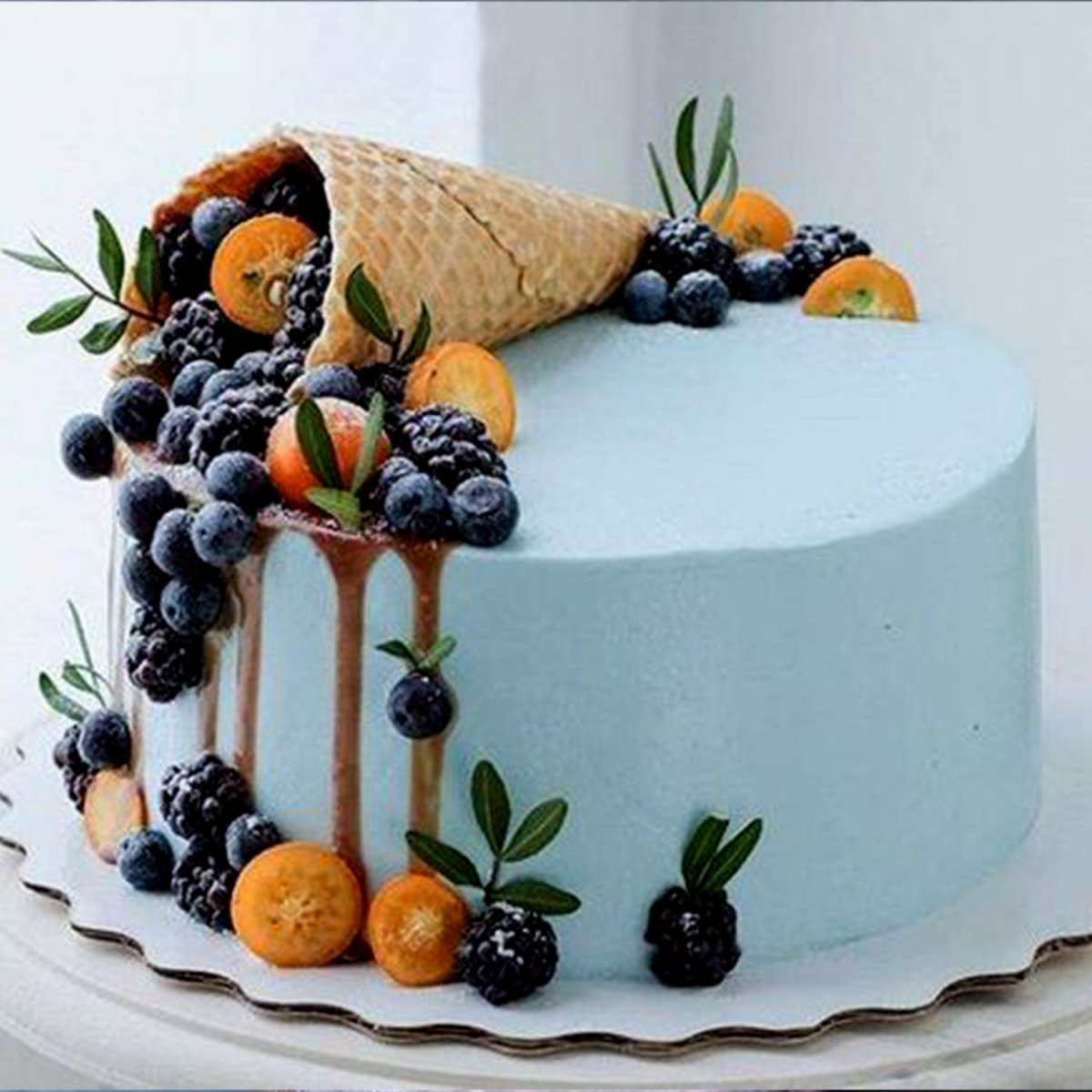 Торт с вафельным рожком и ягодами