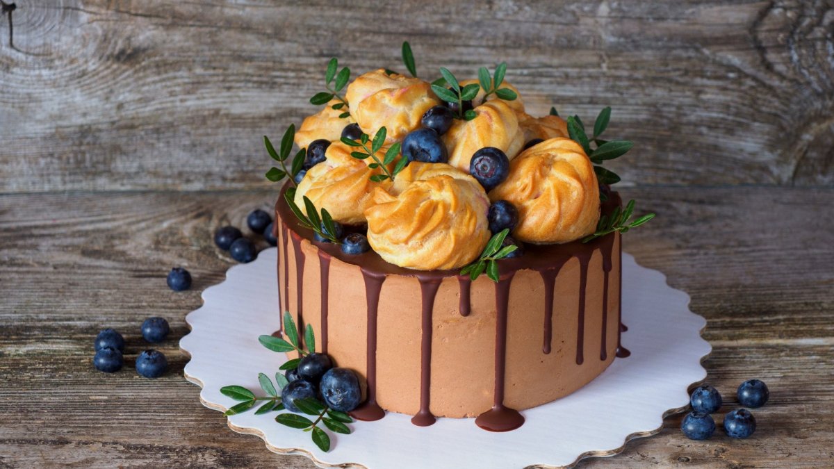 Украшение торта профитролями