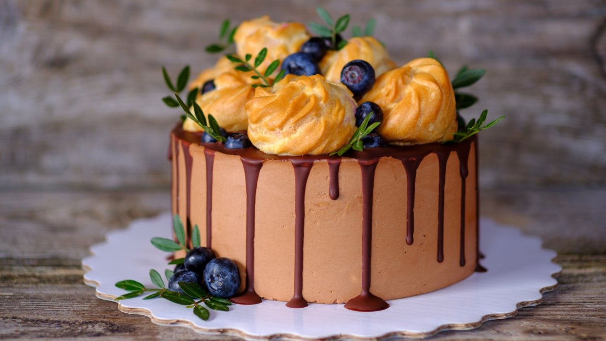 Декор торта профитролями