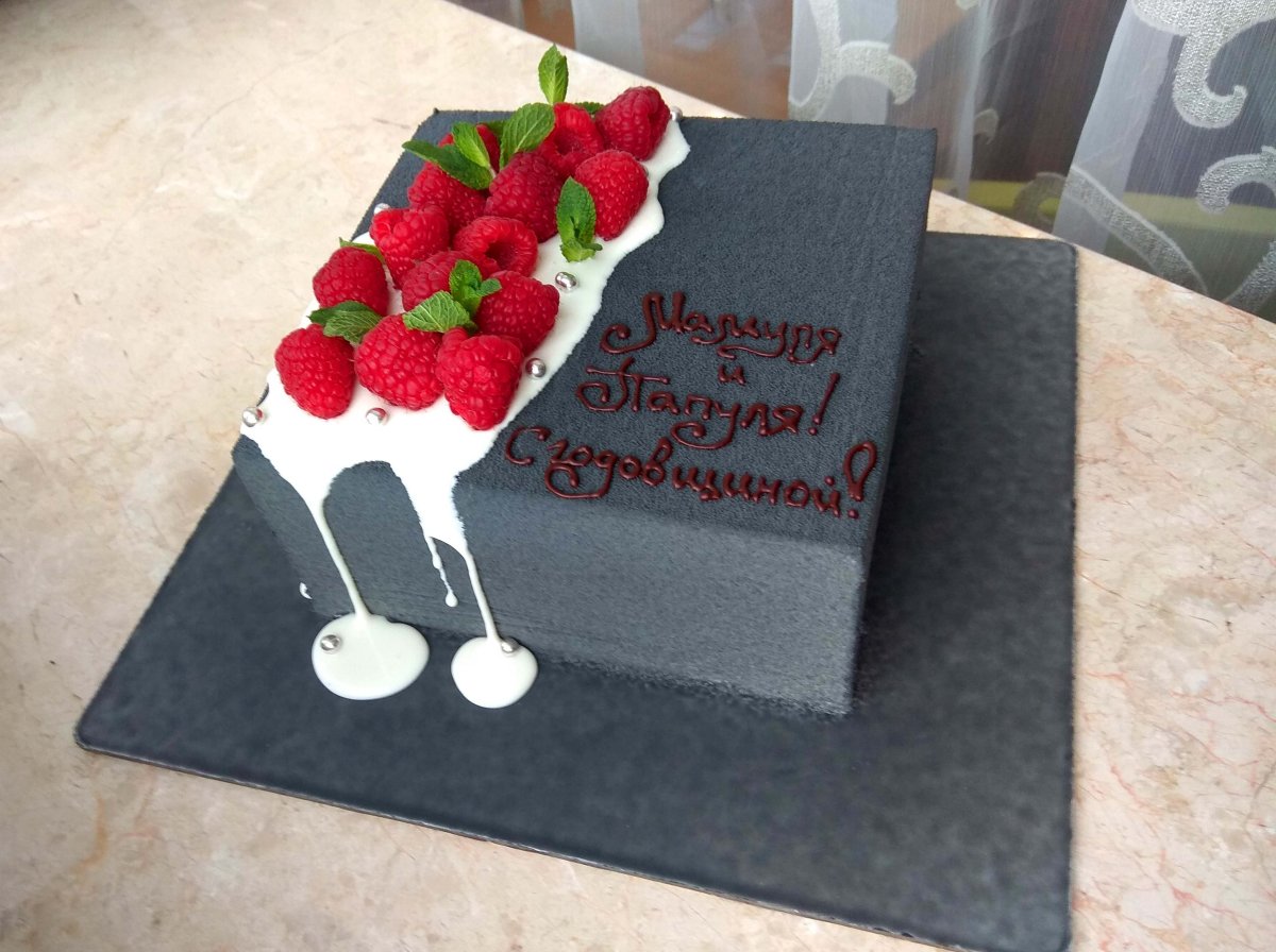 Прямоугольный кремовый торт для мальчика