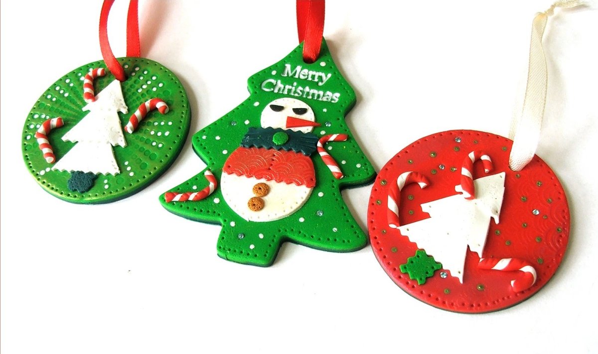 Елочные украшения из пластилина