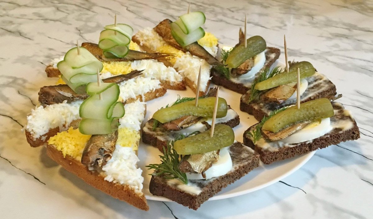 Канапе с ржаным хлебом и сельдью