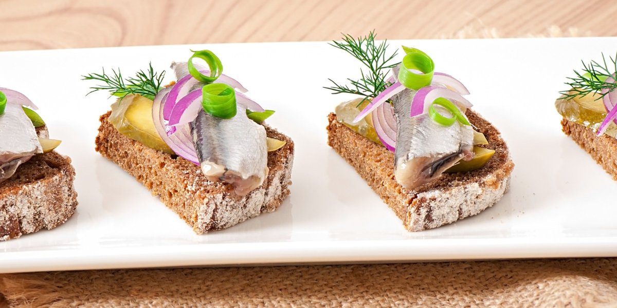 Сало с бородинским хлебом подача